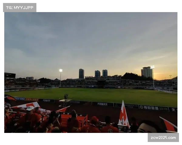 看台花絮：布雷斯特球迷在雨战中高歌90分钟助威球队